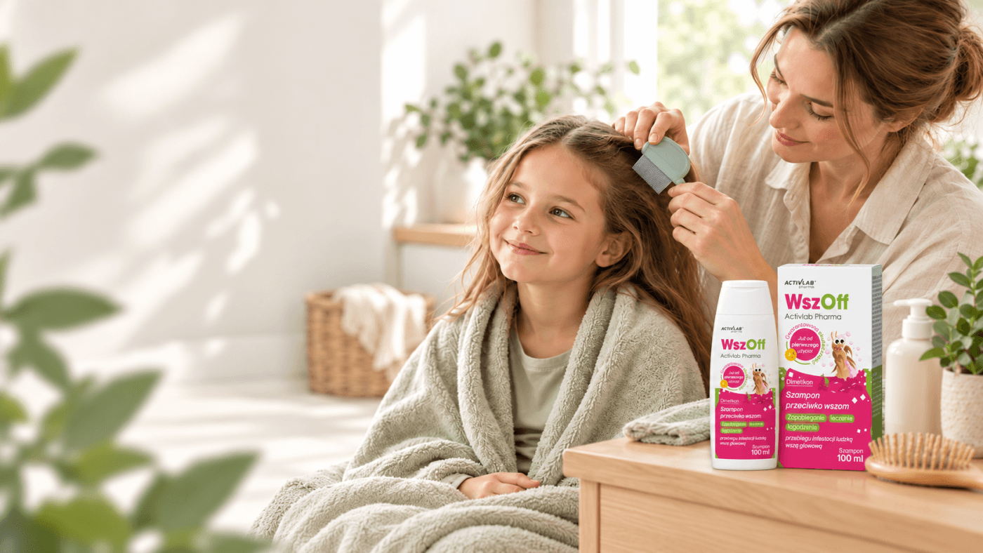 Una madre peina el cabello de su hija con una lendrera; junto a ellas está el champú Activlab Pharma.